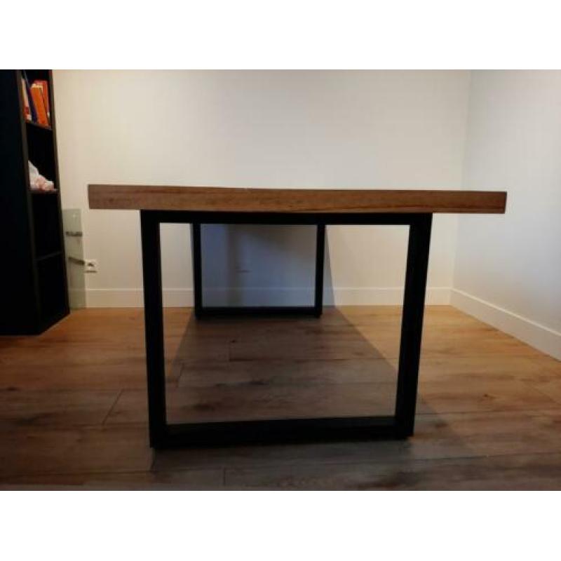 Houtentafel met stalen poten