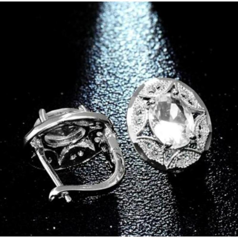 925 sterling zilveren oorbellen met ovale witte zirkoon