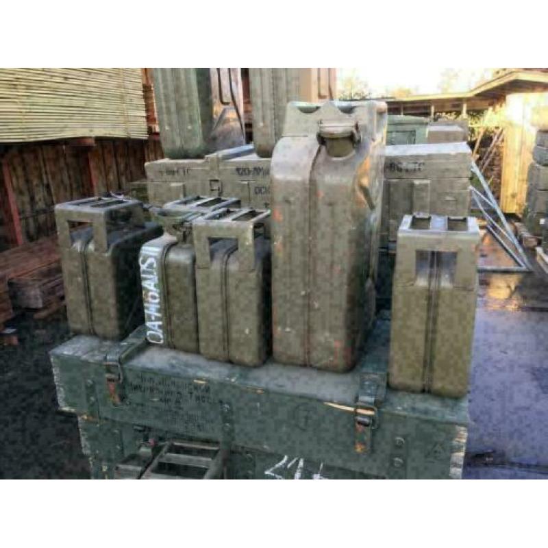 Leger jerrycans 20l , zeer oud , militair voor decoratie e.d