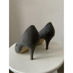 Grijze suède-achtige pumps
