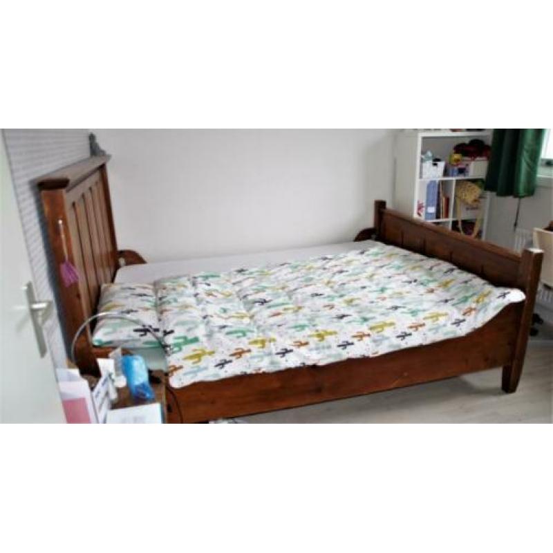 Houten tweepersoonsbed