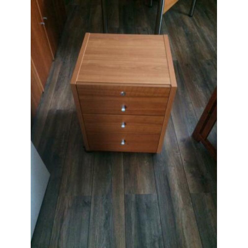 Ruim bureau/tafel met metalen poten met ladenkastje