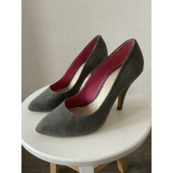 Grijze suède-achtige pumps