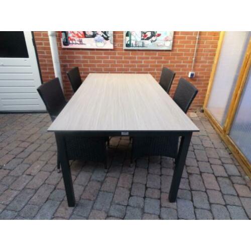 Nieuwe tuintafel