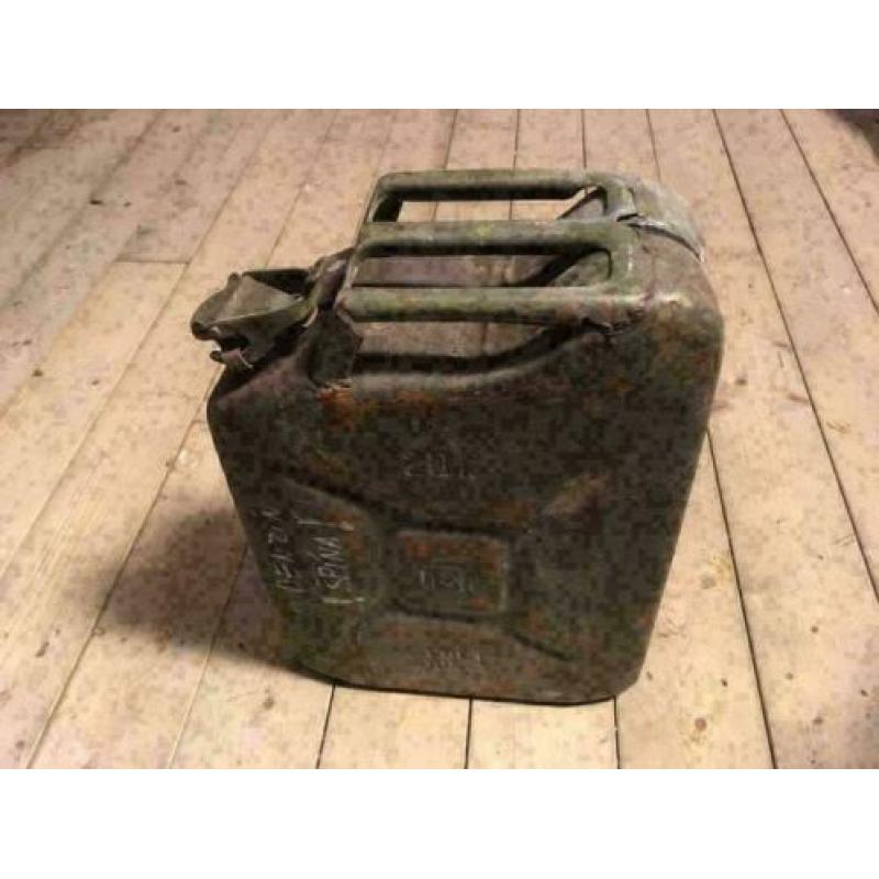 Leger jerrycans 20l , zeer oud , militair voor decoratie e.d