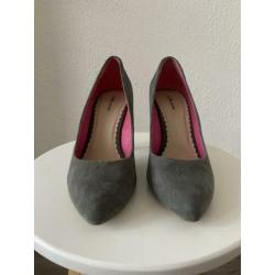 Grijze suède-achtige pumps