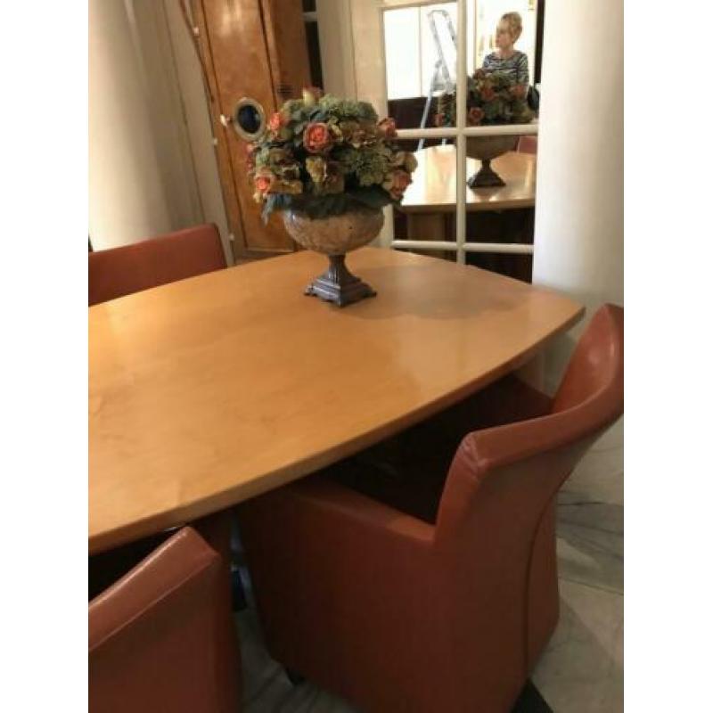 Prachtige designtafel van kersenhout met 4 Montis stoelen