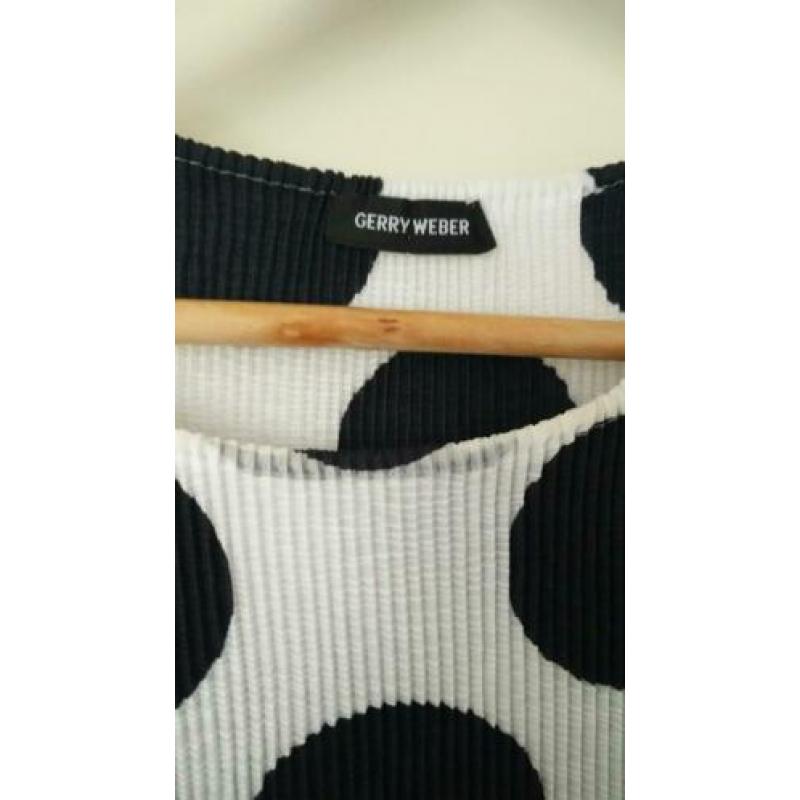 Mooi witte top met zwarte dots merk Gerry Weber maat 44 zgan