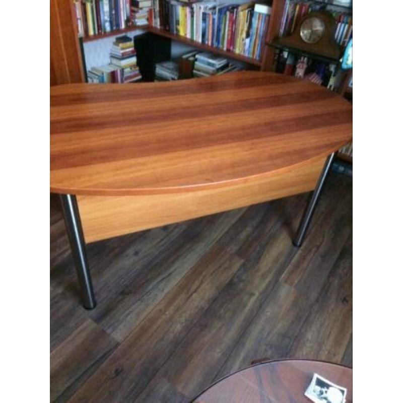 Ruim bureau/tafel met metalen poten met ladenkastje