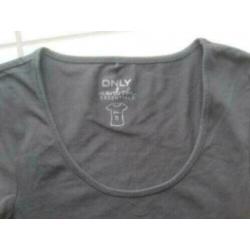 Zwarte long top van ONLY maat S. Korte mouw.