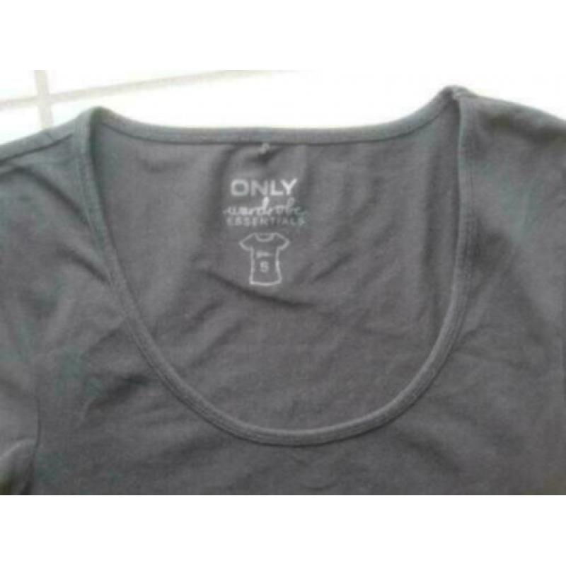 Zwarte long top van ONLY maat S. Korte mouw.