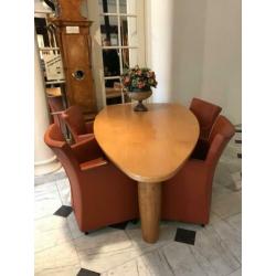 Prachtige designtafel van kersenhout met 4 Montis stoelen