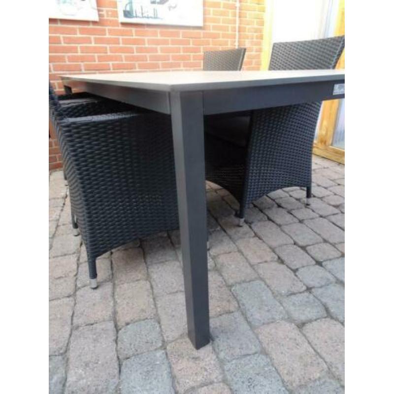 Nieuwe tuintafel