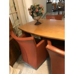 Prachtige designtafel van kersenhout met 4 Montis stoelen