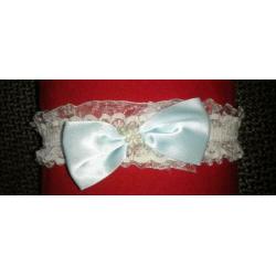 Nieuw! Stretch kouseband wit kant + blauw strikje pareltjes