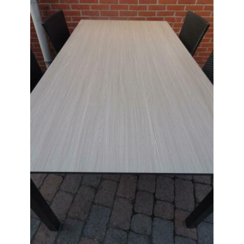 Nieuwe tuintafel