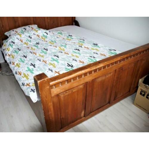 Houten tweepersoonsbed
