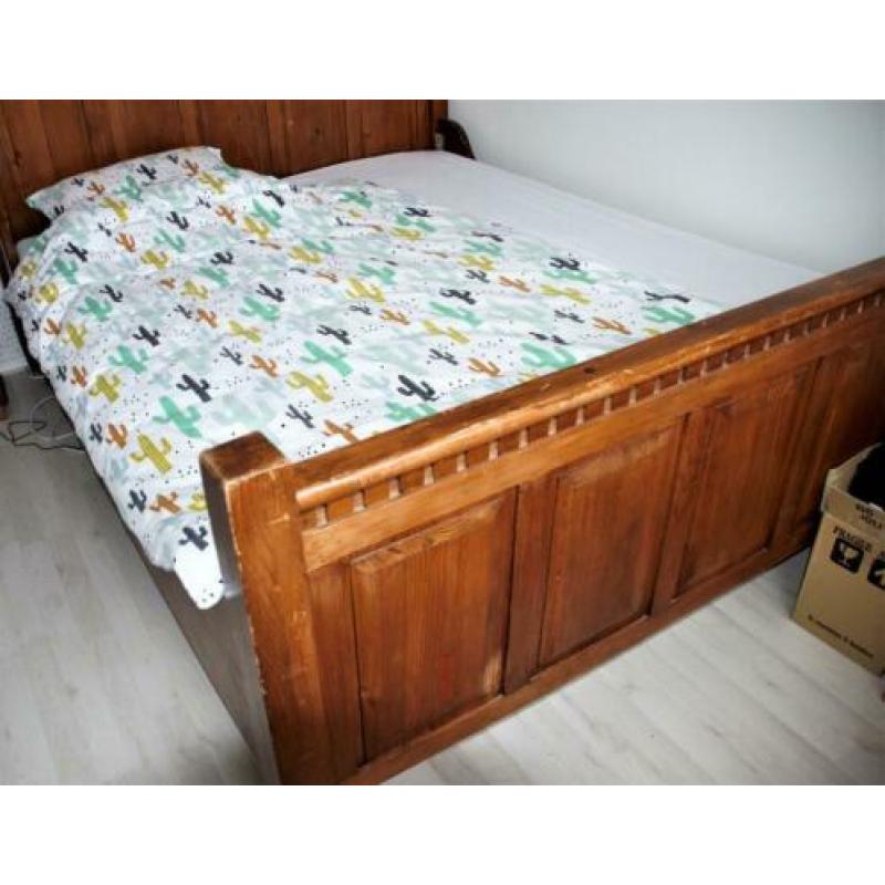 Houten tweepersoonsbed