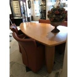 Prachtige designtafel van kersenhout met 4 Montis stoelen