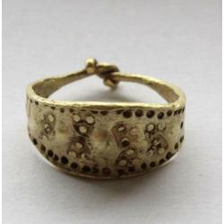 Bodemvondst middeleeuwse gouden viking ring met driehoek ver