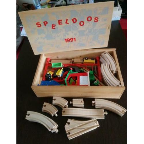 Houten treinbaan met veel accessoires, in houten kist