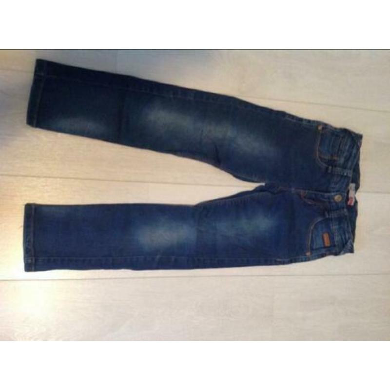 Diverse jeans model skinny, maat 122 en 128.