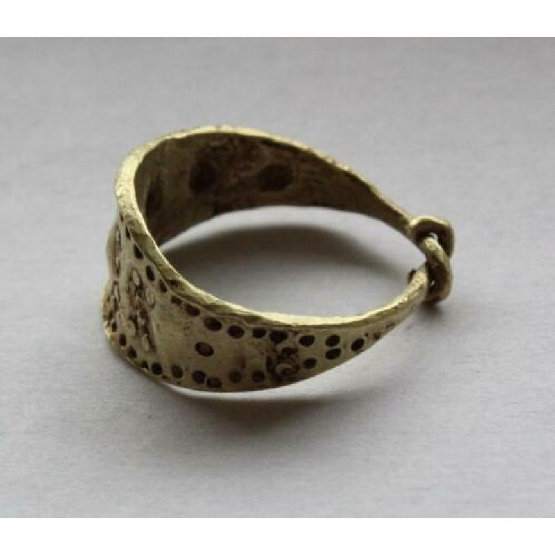 Bodemvondst middeleeuwse gouden viking ring met driehoek ver