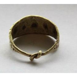 Bodemvondst middeleeuwse gouden viking ring met driehoek ver