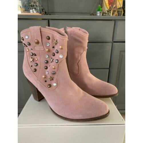 Mooie roze lage hakken met studs van Omoda in de maat 41