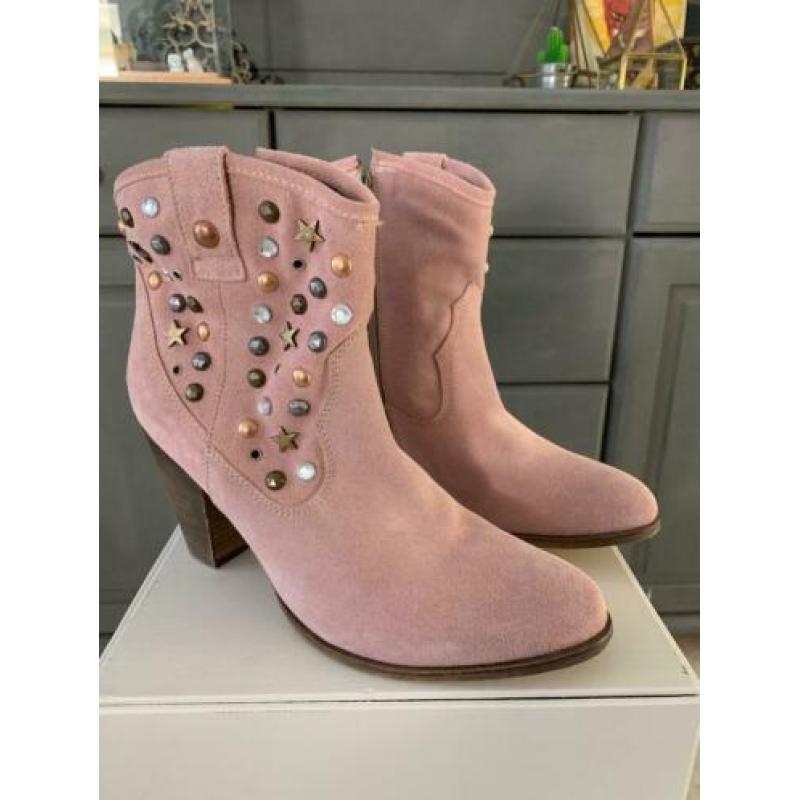 Mooie roze lage hakken met studs van Omoda in de maat 41