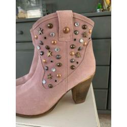 Mooie roze lage hakken met studs van Omoda in de maat 41