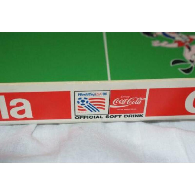 Dienblad Voetbal en Coca-Cola. Combineer sport met suiker...