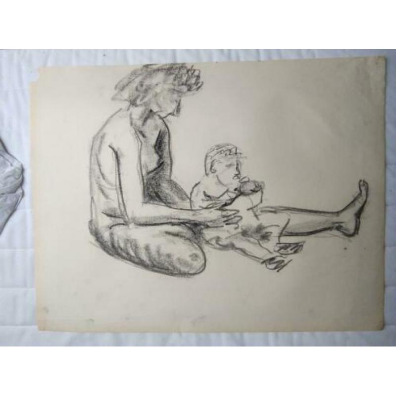Moeder met kind zwart krijt op papier kunstenaar 20e eeuw