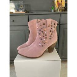 Mooie roze lage hakken met studs van Omoda in de maat 41