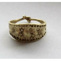 Bodemvondst middeleeuwse gouden viking ring met driehoek ver