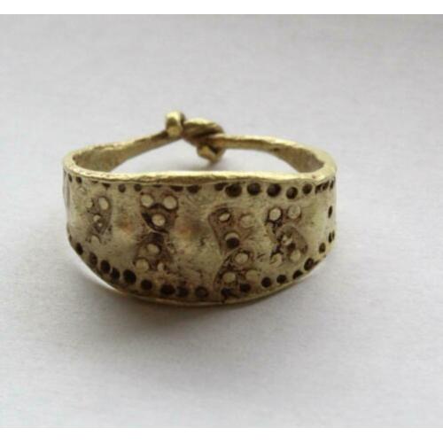 Bodemvondst middeleeuwse gouden viking ring met driehoek ver