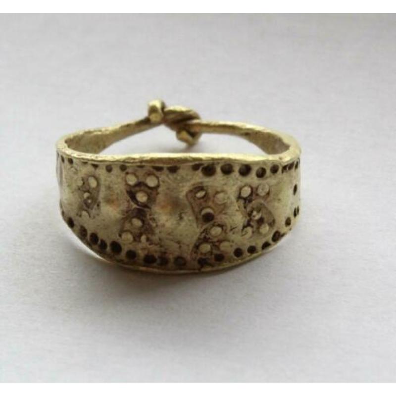 Bodemvondst middeleeuwse gouden viking ring met driehoek ver