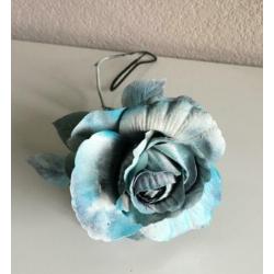 lange kunst roos in wit / turkoois / grijs kleur - 60cm