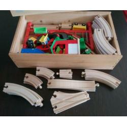Houten treinbaan met veel accessoires, in houten kist