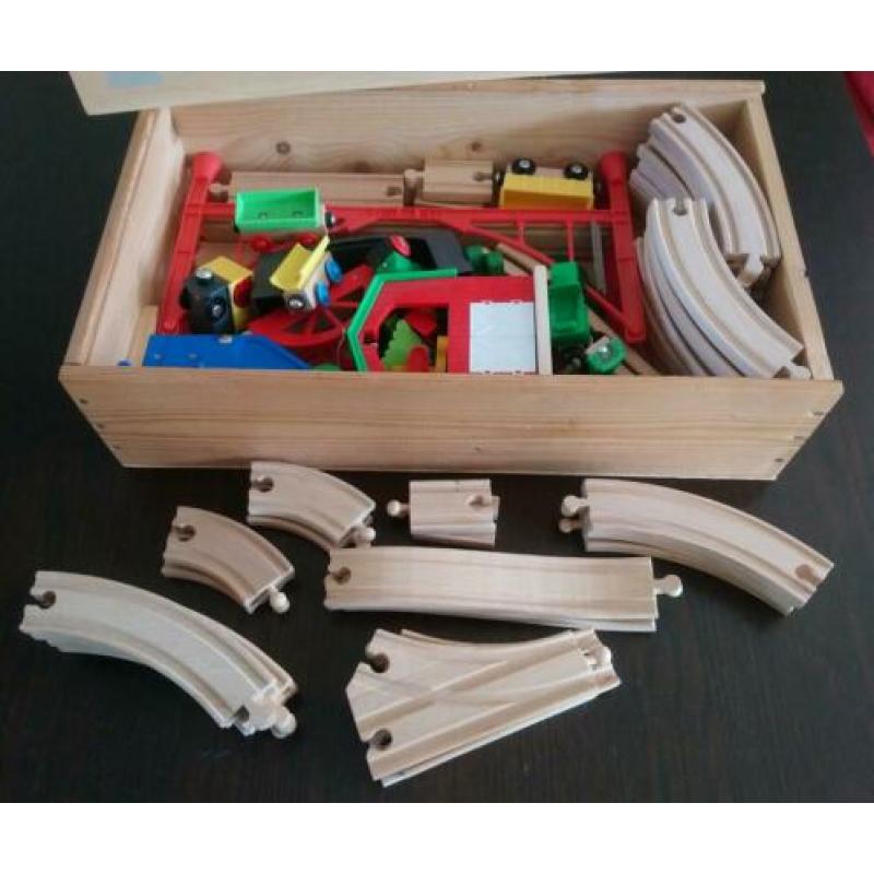 Houten treinbaan met veel accessoires, in houten kist