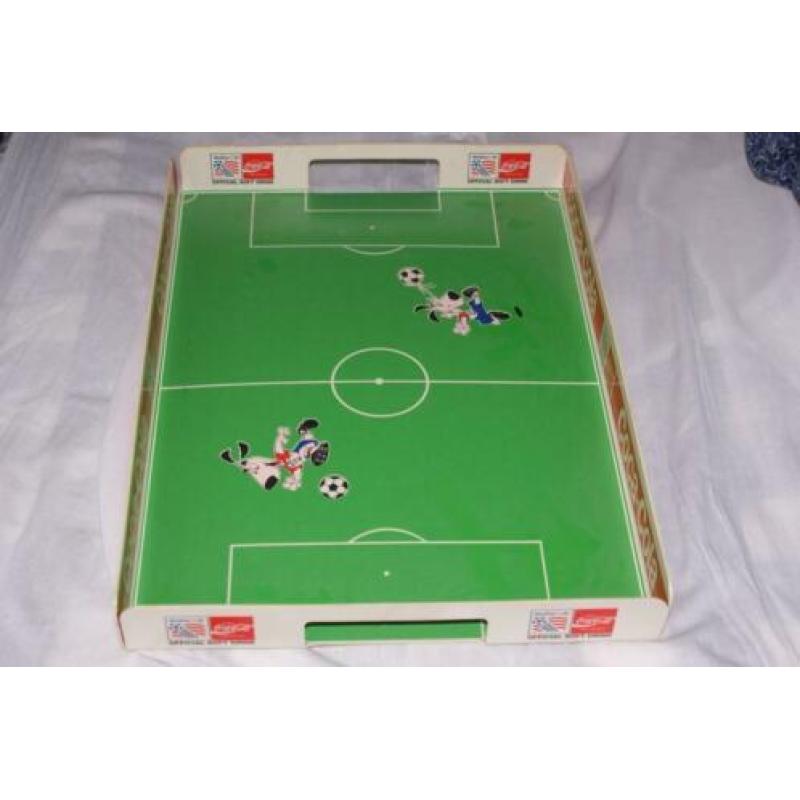 Dienblad Voetbal en Coca-Cola. Combineer sport met suiker...