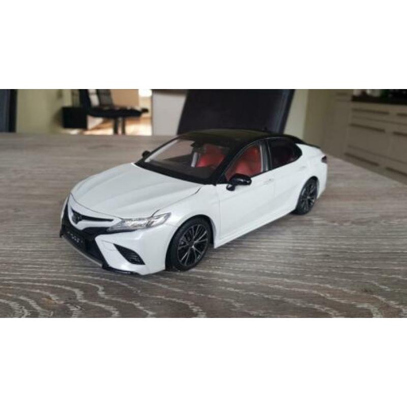Toyota Camry sport schaal 1:18
