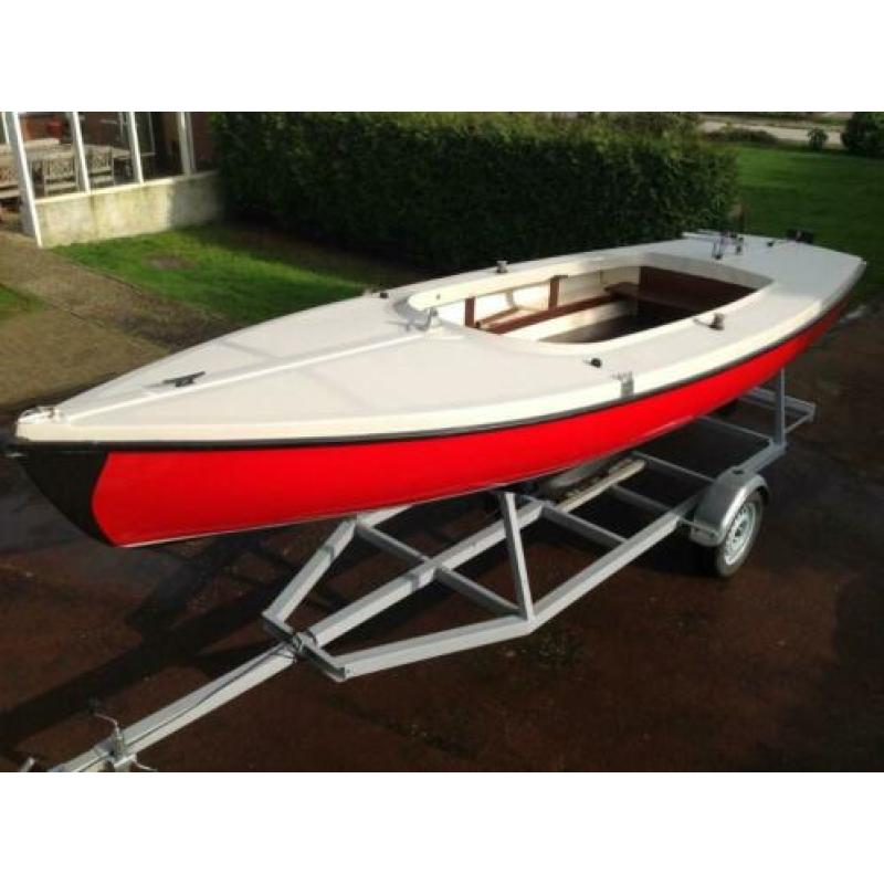 Ufo zeilboot ...met Yamaha 4pk motor en kar / trailer ....