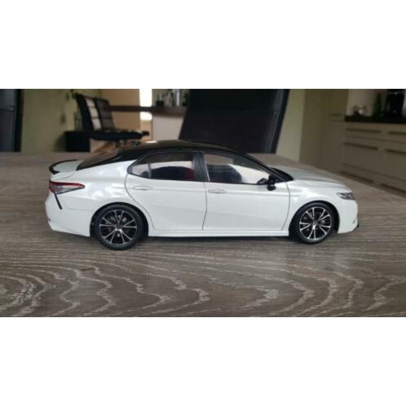 Toyota Camry sport schaal 1:18