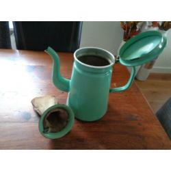 Grote mint groen emaille koffiekan / koffiepot + filter.