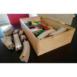 Houten treinbaan met veel accessoires, in houten kist