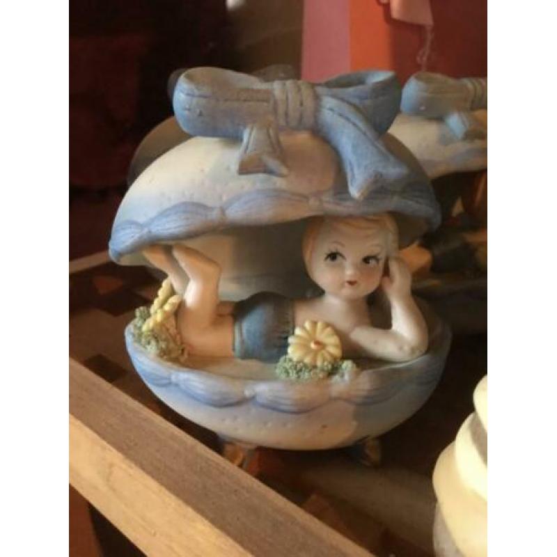 Aardewerk beeldje jongetje in ei kraam cadeautje