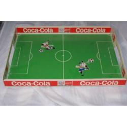 Dienblad Voetbal en Coca-Cola. Combineer sport met suiker...