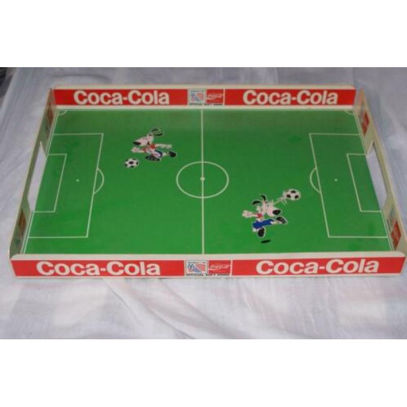 Dienblad Voetbal en Coca-Cola. Combineer sport met suiker...