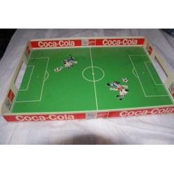Dienblad Voetbal en Coca-Cola. Combineer sport met suiker...